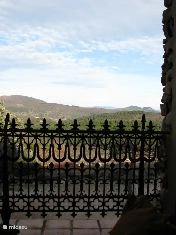 Blick vom französischen Balkon im Wohnzimmer über die Hügel der Cevennen.