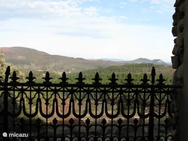 Location de Vacances France, Gard, Molières-sur-Cèze, maison de vacances - Maison 4 saisons pour 6 personnes Vue du balcon à la française du salon sur les collines des Cévennes.