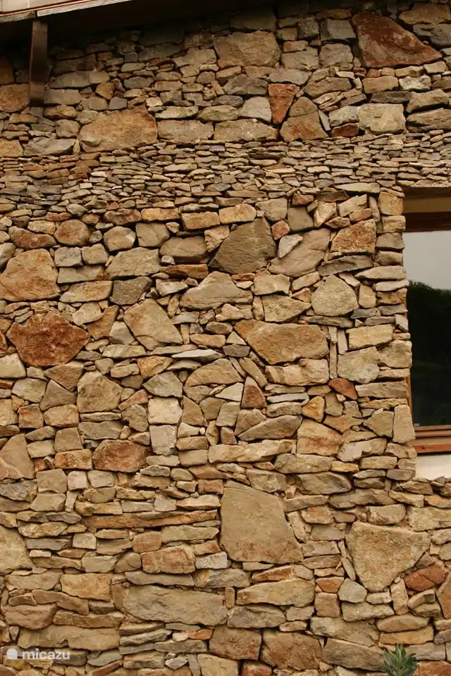 Das gut isolierte Haus wurde von Jan an zwei Seiten mit Natursteinen verkleidet, die überall auf dem Grundstück zu finden sind. Es ist ein echtes Rätsel geworden. Es sorgt auch für einen rustikalen Effekt.