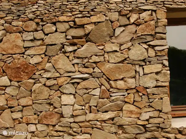 Location de Vacances France, Gard, Molières-sur-Cèze, maison de vacances - Maison 4 saisons pour 6 personnes La maison bien isolée est habillée sur deux côtés par Jan avec des pierres naturelles trouvées tout autour du site. C’est devenu un véritable casse-tête. Cela donne également un effet rustique.
