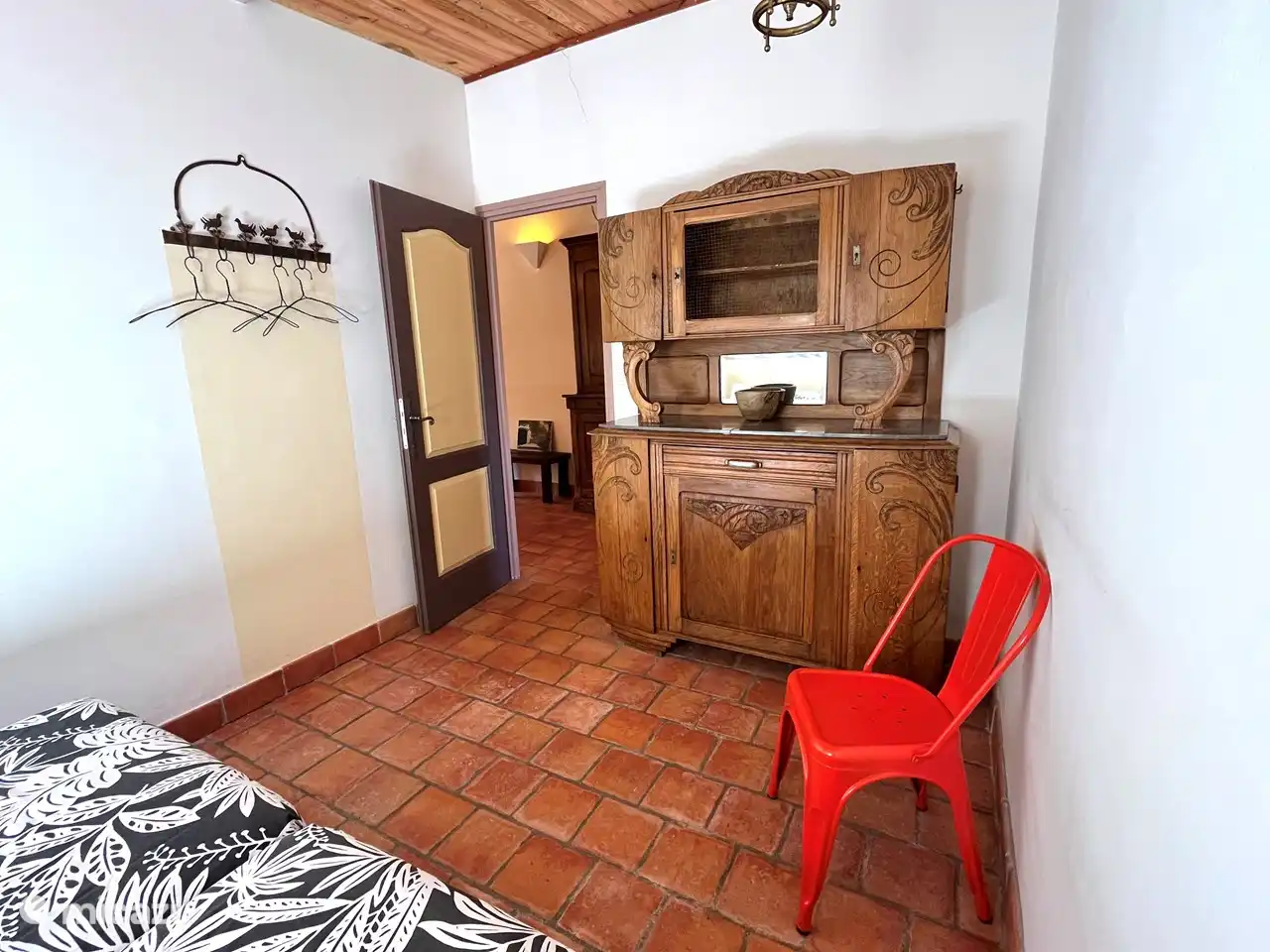 Die Regale im Schrank. Die Jungs an der Wand.