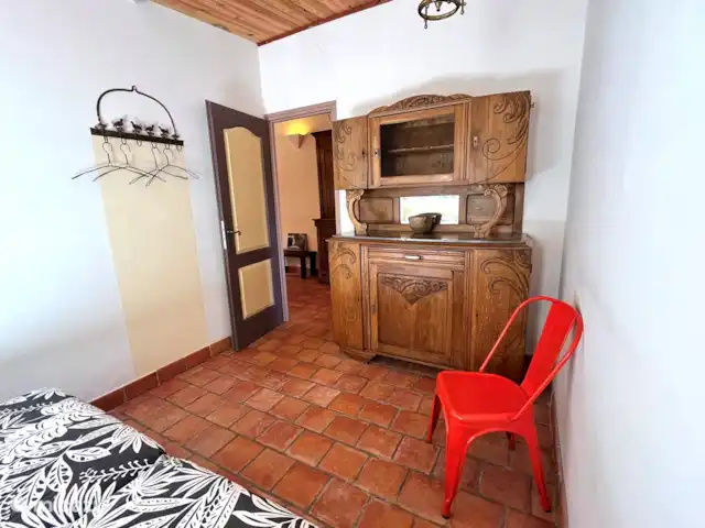 Location de Vacances France, Gard, Molières-sur-Cèze, maison de vacances - Maison 4 saisons pour 6 personnes Les étagères du placard. Les garçons sur le mur.