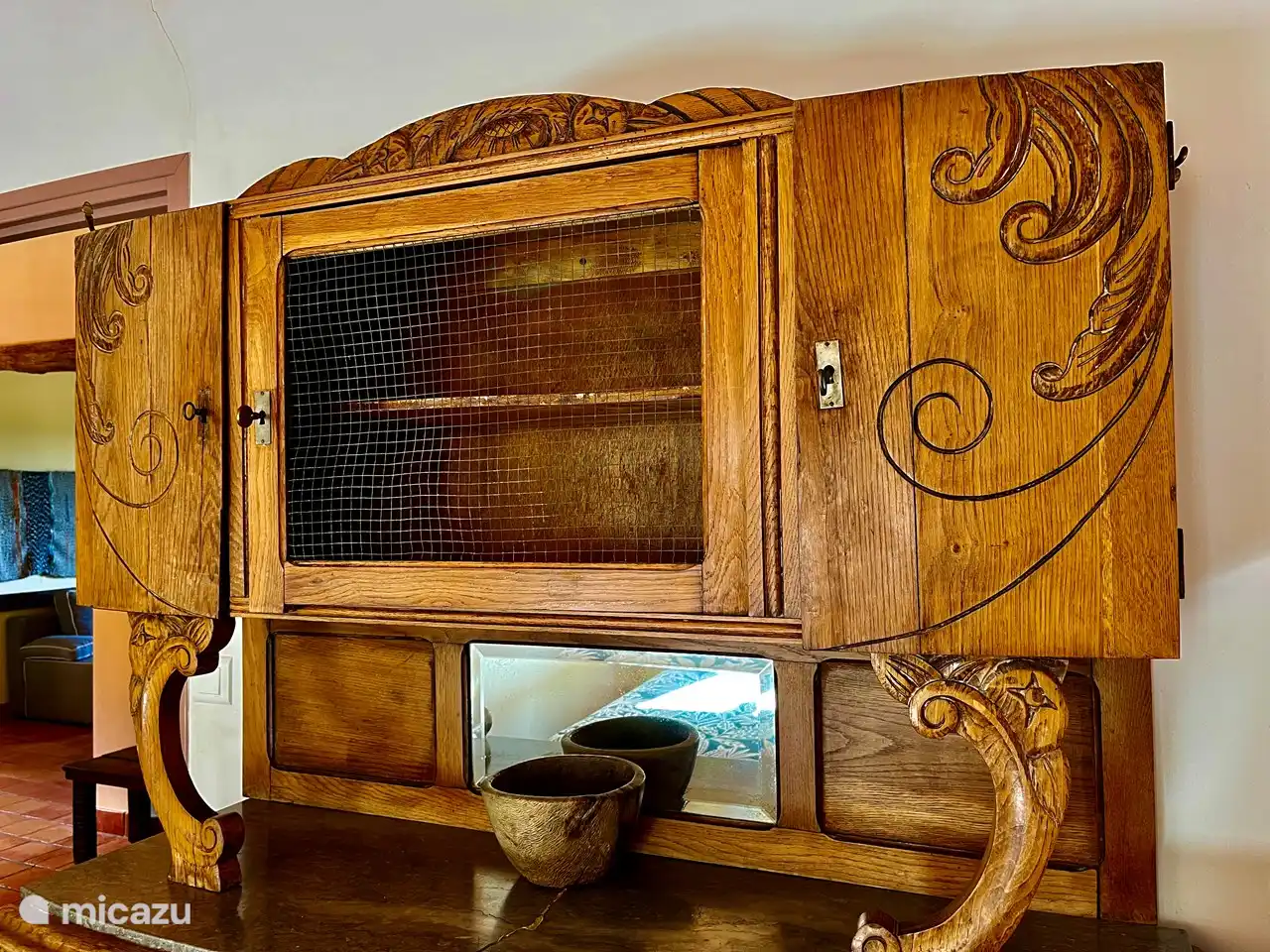 Der Schrank wurde mit viel Liebe renoviert.