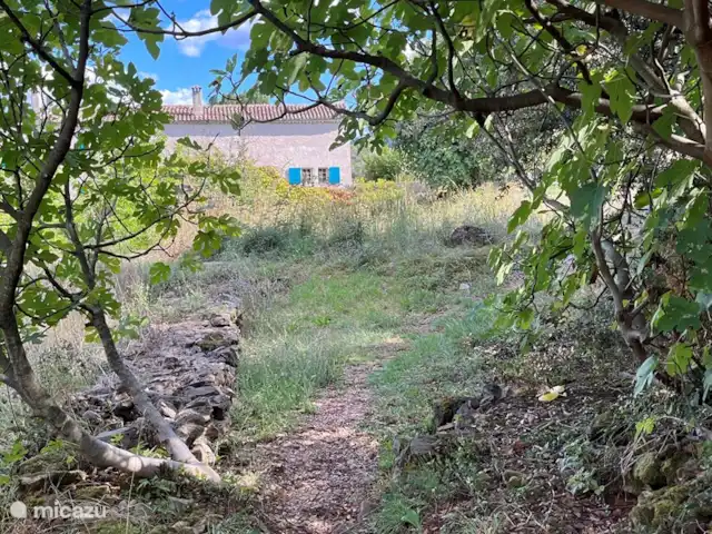 Location de Vacances France, Gard, Molières-sur-Cèze, maison de vacances - Maison 4 saisons pour 6 personnes Vue de la maison Four Seasons jusqu'au Mas Blanc.