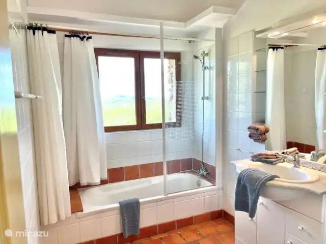 Location de Vacances France, Gard, Molières-sur-Cèze, maison de vacances - Maison 4 saisons pour 6 personnes Salle de bain avec vue.