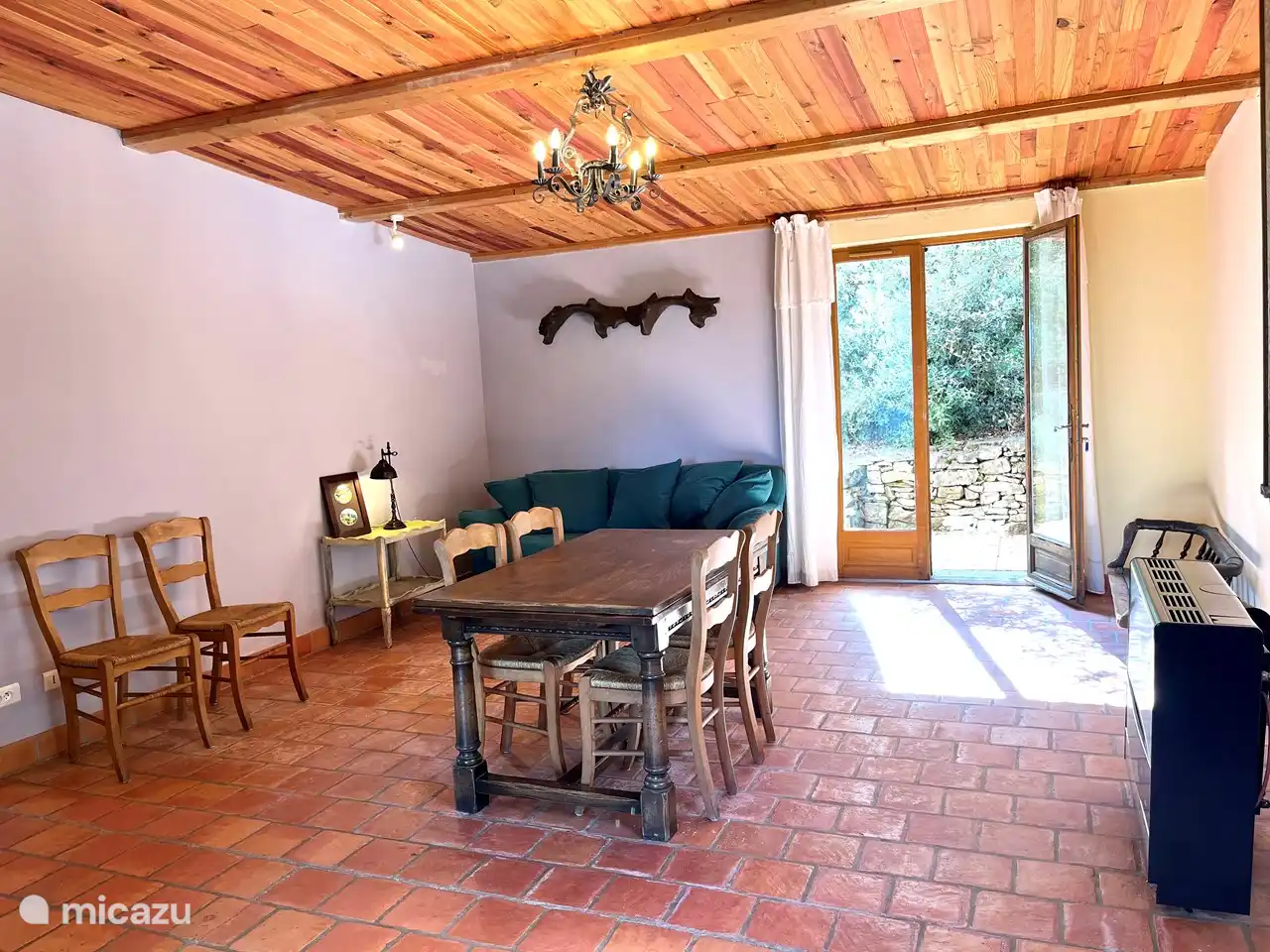 Durch die Fenstertüren zur Terrasse können Sie direkt in unseren Wald spazieren gehen.