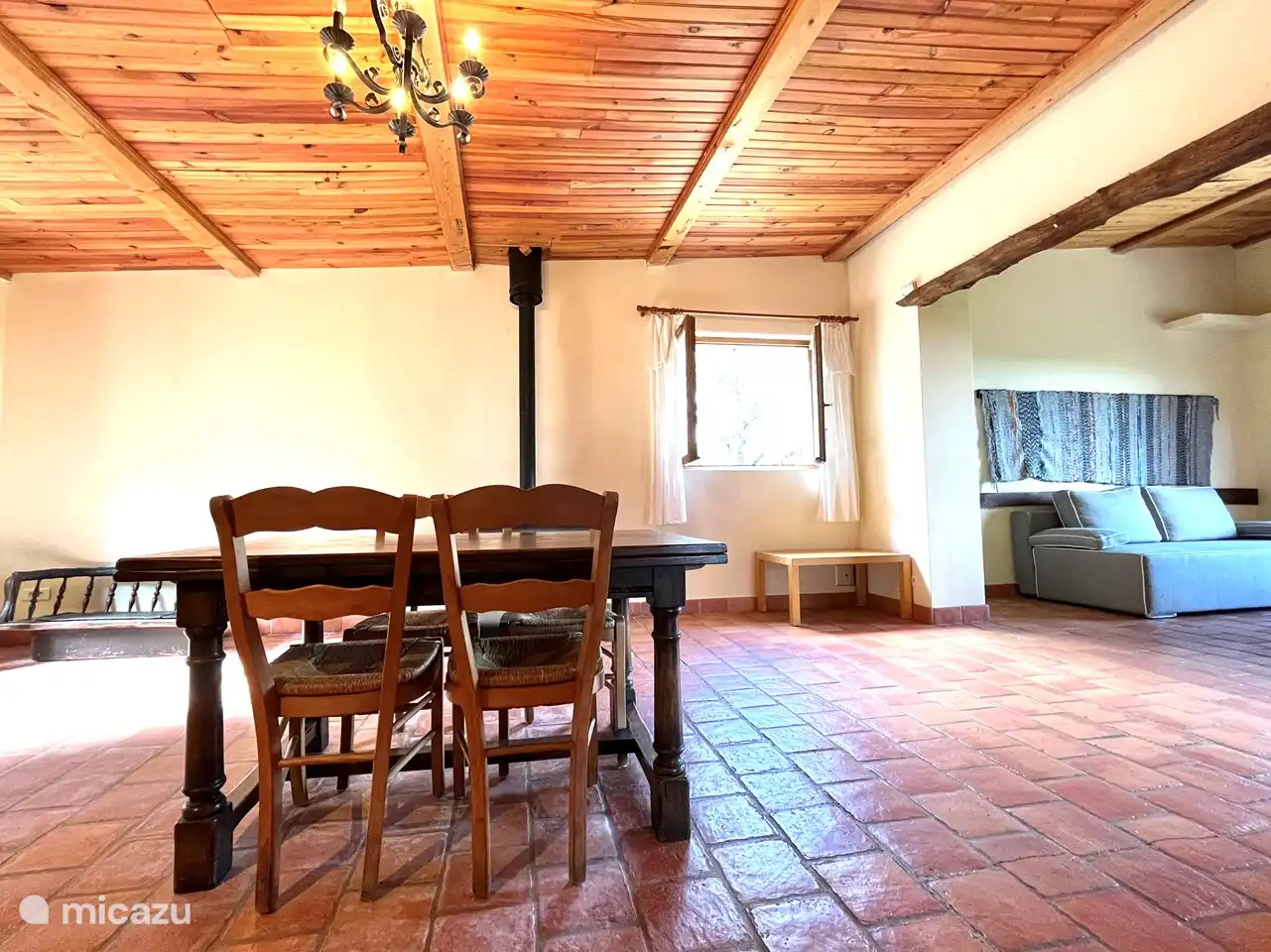 Links das offene Wohnzimmer und rechts das Wohnzimmer mit zwei Sofas.