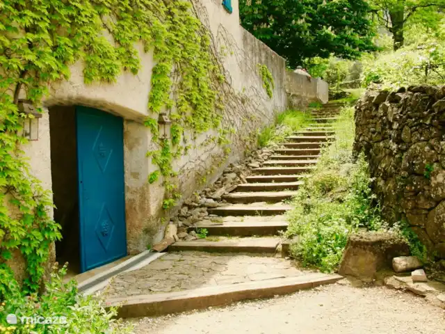 Location de Vacances France, Gard, Molières-sur-Cèze, maison de vacances - Maison 4 saisons pour 6 personnes L'escalier du restaurant.