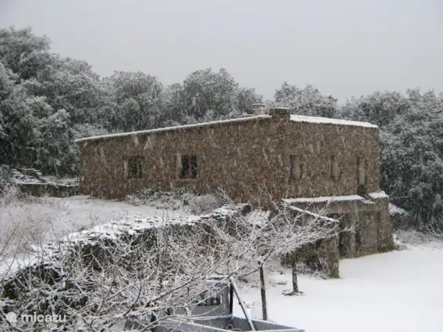 Location de Vacances France, Gard, Molières-sur-Cèze, maison de vacances - Maison 4 saisons pour 6 personnes De temps en temps en hiver (lorsque nous sommes fermés), la Maison 4 Saisons se transforme en un conte de fées hivernal.