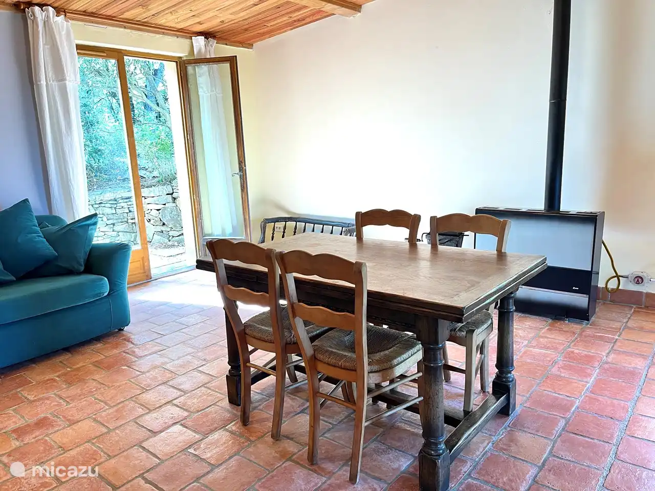 Essen mit Fenstertüren. Der Tisch ist beidseitig vergrößerbar. In der Vor- und Nachsaison kann die Gasheizung eingeschaltet werden, wenn ein kühler Abend bevorsteht.