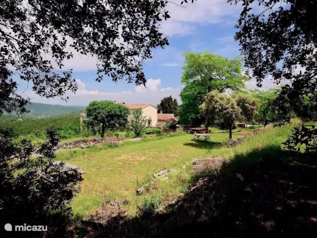 Location de Vacances France, Gard, Molières-sur-Cèze, maison de vacances - Maison 4 saisons pour 6 personnes Assez de coins photogéniques pour les peintres, photographes, dessinateurs, écrivains, constructeurs de cabanes secrètes et amateurs de vacances.