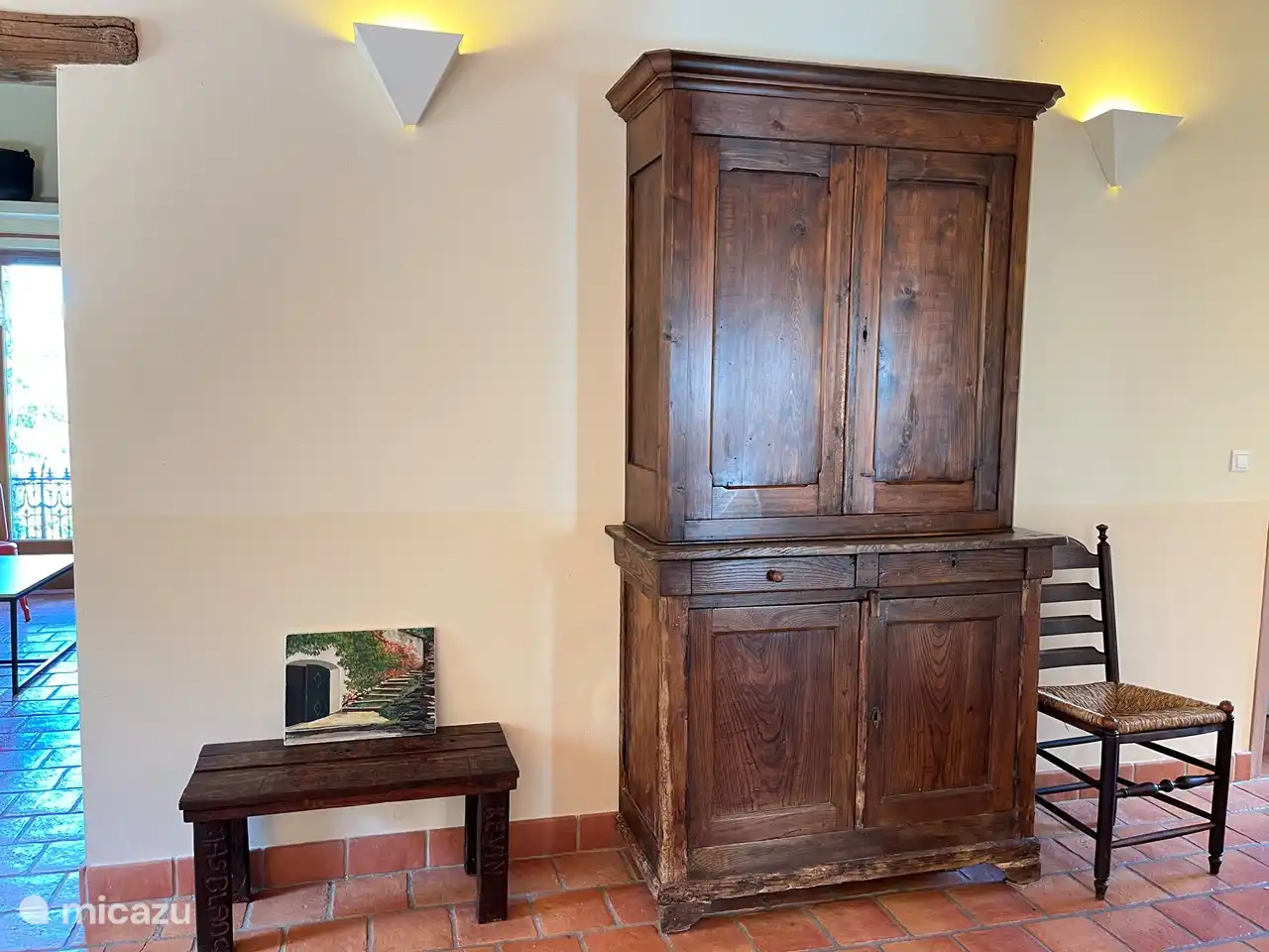 Eisenschrank, den man immer noch auf Flohmärkten findet.