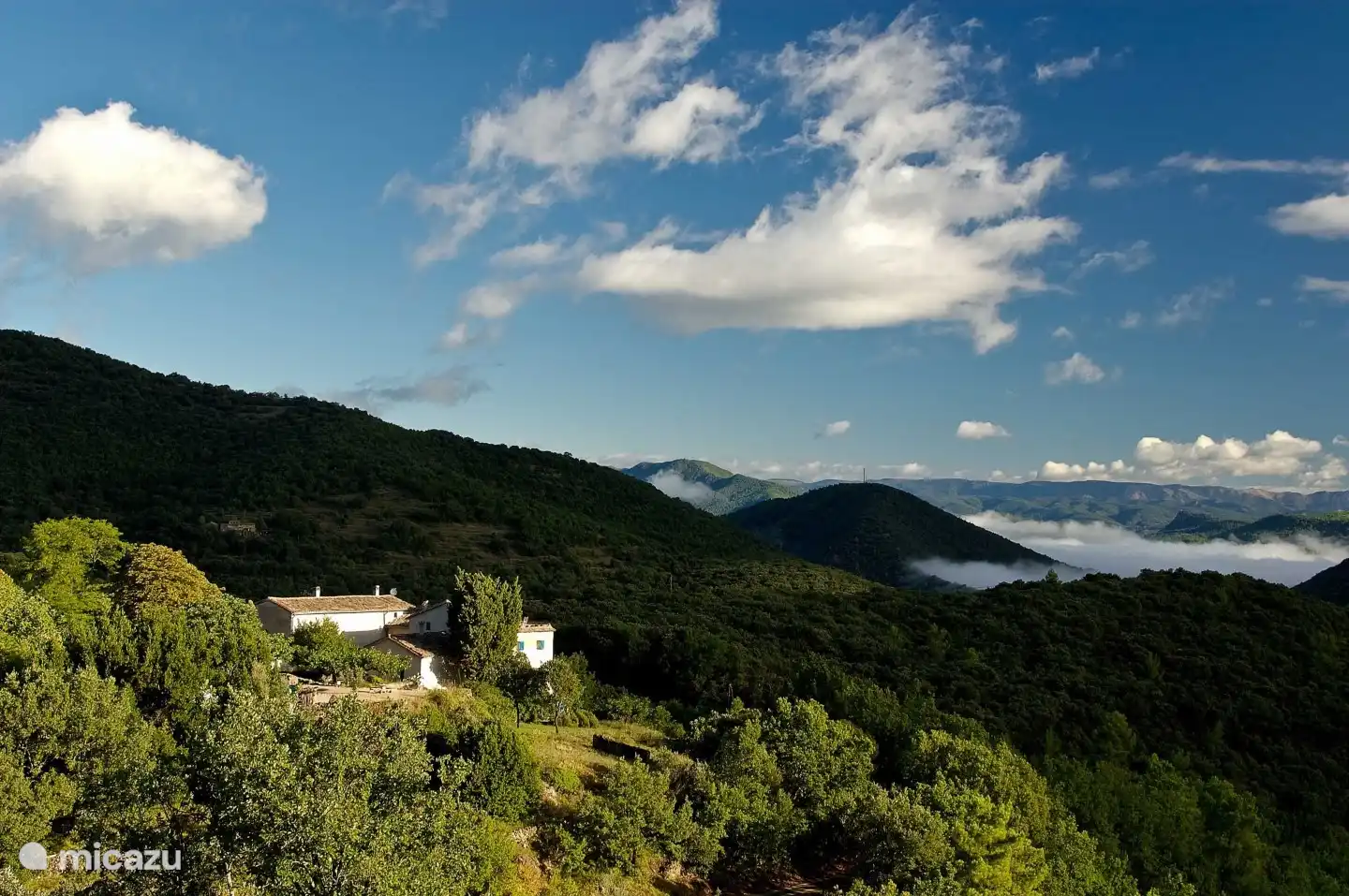 Das Mas Blanc von den Hügeln aus gesehen. (Foto mit freundlicher Genehmigung von Gast Sonke)