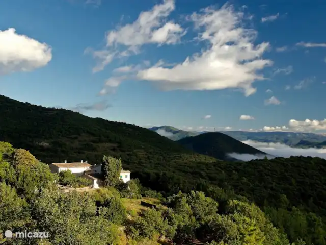 Location de Vacances France, Gard, Molières-sur-Cèze, maison de vacances - Maison 4 saisons pour 6 personnes Le Mas Blanc vu des collines. (photo gracieuseté de l'invité Sonke)