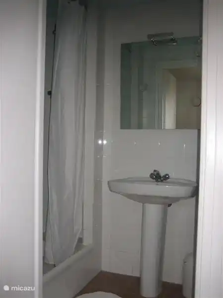 Dusche und WC im Erdgeschoss neben dem Schlafzimmer.