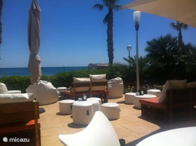 Auf der Promenade und dem Strand: La Calma, ideal für Mittagessen oder am Abend mit den Kindern zu essen, ist ein Kinderspielplatz daneben.