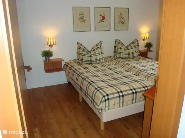 frankenau hasewinkel en Alemania, Sauerland, Frankenau - casa vacacional Dormitorio al frente. Uno de los 3 dormitorios con NUEVOS 2 camas individuales con somier en cada habitación. La ropa de cama se puede alquilar por separado.