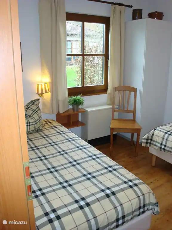 Schlafzimmer mit zwei freistehenden Boxspringbetten