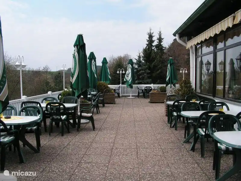 Ein Restaurant mit Terrasse befindet sich im Park
