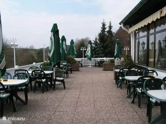 frankenau hasewinkel en Alemania, Sauerland, Frankenau - casa vacacional Un restaurante con terraza se encuentra en el parque.