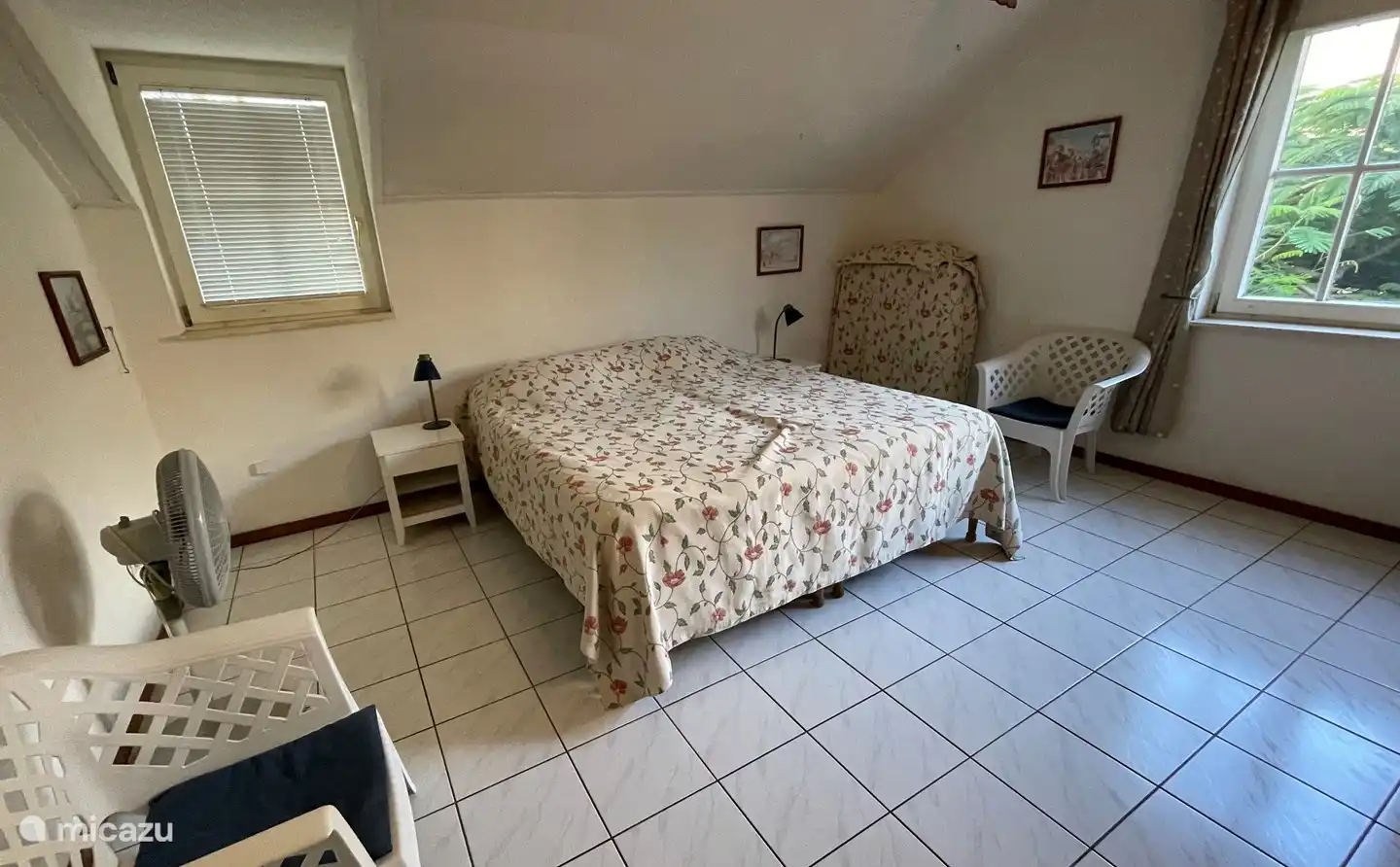 Das größte Schlafzimmer mit zwei Einzel-Boxspringbetten und einem Einzelklappbett