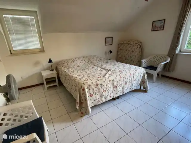 Villa Royal Palm 42A | Curaçao, Curaçao-Centre, Piscadera - villa La plus grande chambre avec deux lits simples avec sommier à ressorts et un lit pliant simple