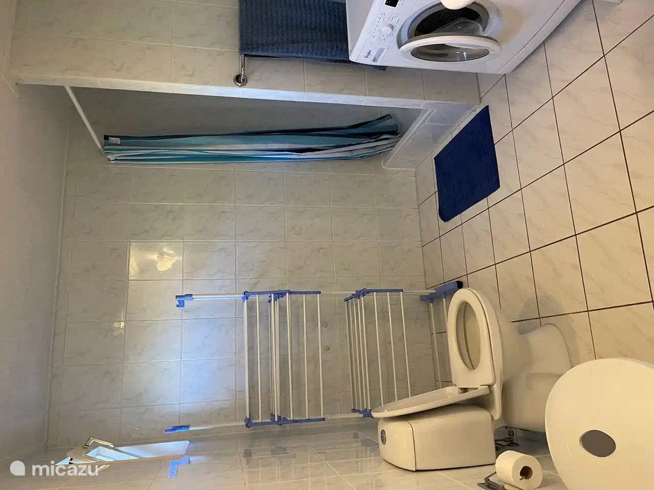 Das zum Hauptschlafzimmer gehörende Badezimmer. In den Ferien können Sie die Waschmaschine benutzen