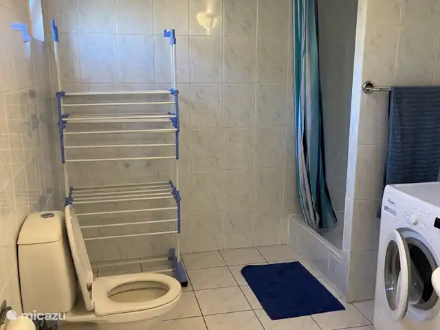 Villa Royal Palm 42A | Curaçao, Curaçao-Centre, Piscadera - villa La salle de bain appartenant à la chambre principale. Vous pouvez utiliser la machine à laver pendant les vacances