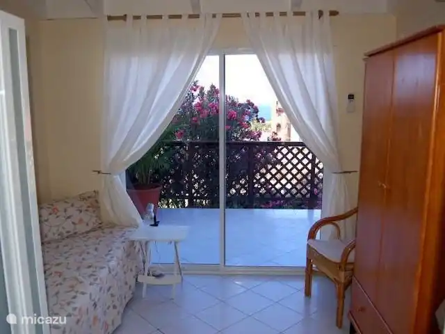 Villa Royal Palm 42A | Curaçao, Curaçao-Centre, Piscadera - villa Troisième chambre avec douche. Cette chambre dispose d'un lit simple et d'un lit gigogne. Les toilettes au rez-de-chaussée sont juste en face de cette pièce.