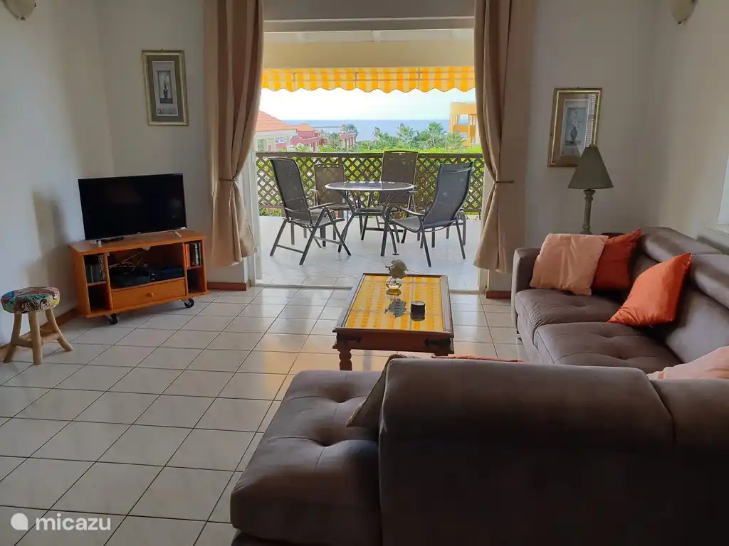 Sie sehen jetzt das Wohnzimmer vom Wohnzimmer aus, mit dem mobilen TV auf der linken Seite, so dass Sie von der Terrasse aus fernsehen können