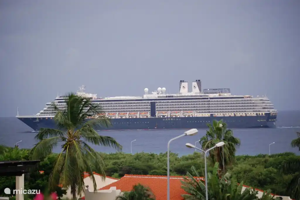 Holland America Line segelt entlang!