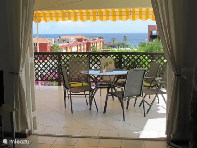 Villa Royal Palm 42A | Curaçao, Curaçao-Centre, Piscadera - villa Vous avez une vue mer depuis le salon et la terrasse. La terrasse dispose d'un salon de jardin pratique et confortable et est l'espace le plus utilisé de la maison. C'est délicieux!! L'auvent fixe vous permet de vous asseoir à l'ombre plus longtemps et de profiter de votre vue !!.
