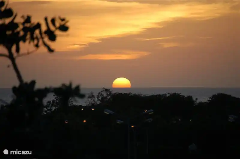 So schön ist der Sonnenuntergang auf Curacao. Bild aus dem Haus genommen