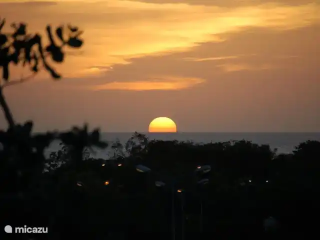 Villa Royal Palm 42A | Curaçao, Curaçao-Centre, Piscadera - villa Le coucher de soleil peut être aussi beau sur Curaçao. Photo prise de l'intérieur de la maison
