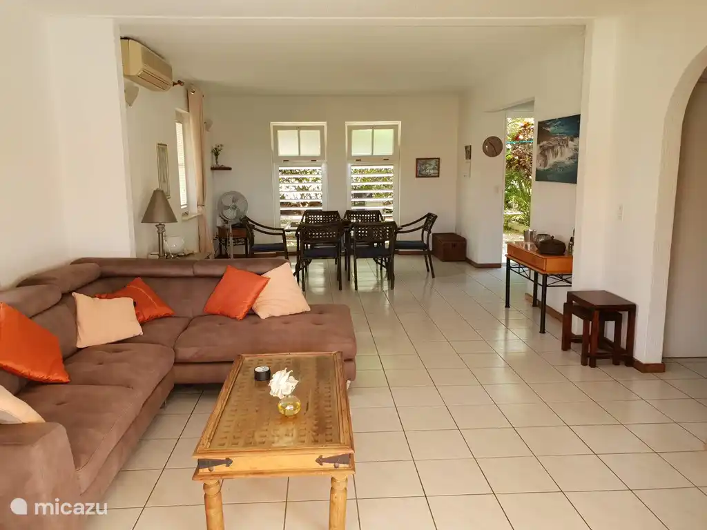 Das Wohnzimmer von der Terrasse aus gesehen