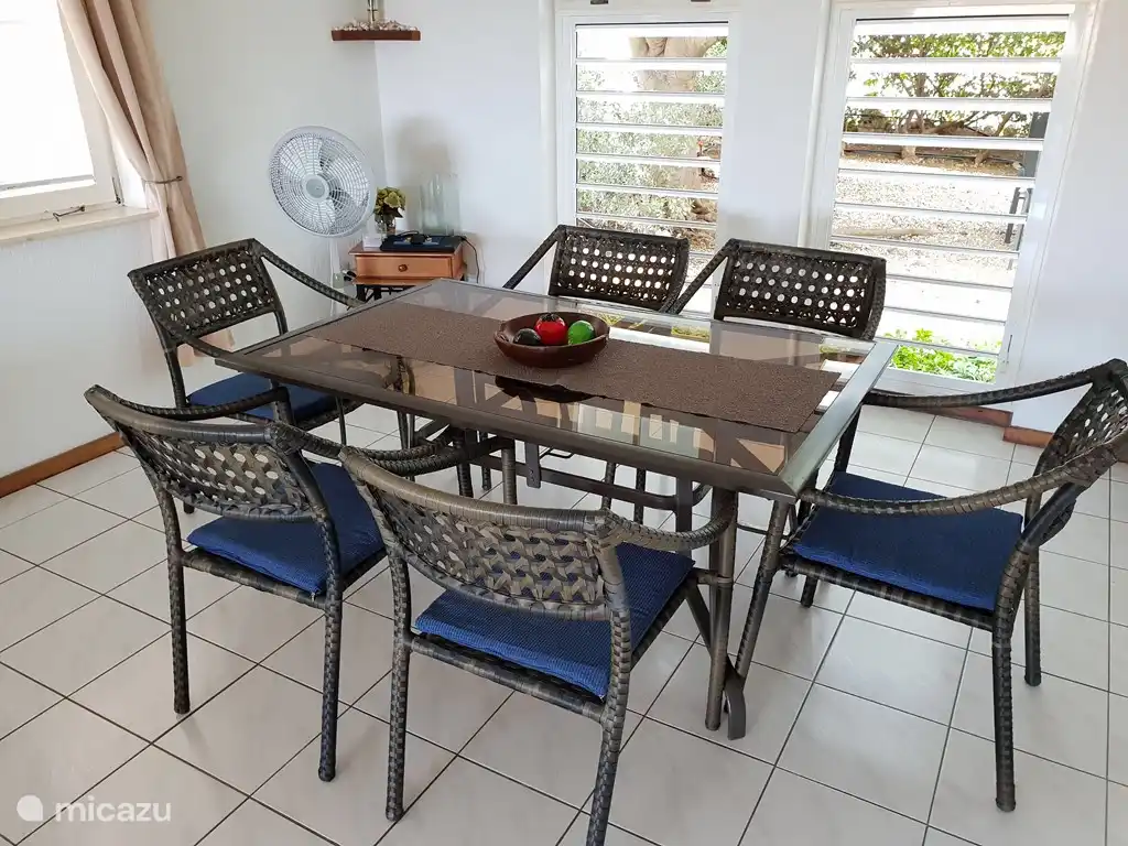 Der Essbereich mit Fensterläden, so schön und cool. Sie werden jedoch normalerweise draußen essen.