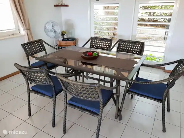 Villa Royal Palm 42A | Curaçao, Curaçao-Centre, Piscadera - villa La salle à manger avec des fenêtres à volets, si agréable et fraîche. Cependant, vous mangerez généralement à l'extérieur.