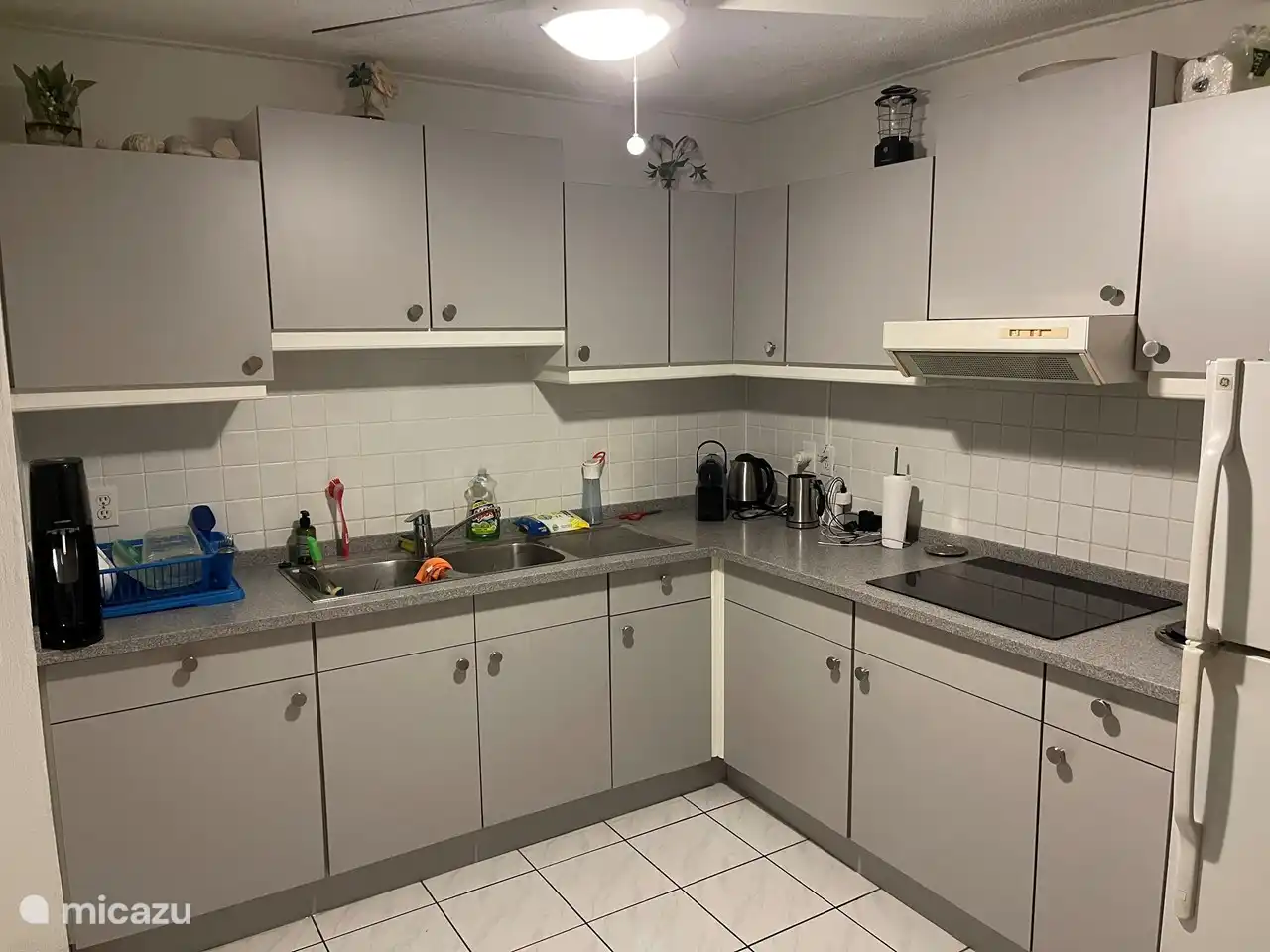 Eine geräumige Küche mit allen Annehmlichkeiten: Induktionskochfeld, Mikrowelle, Backofen, Stabmixer, Senseo-Kaffeemaschine