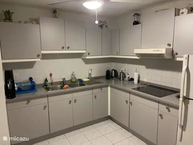 Villa Royal Palm 42A | Curaçao, Curaçao-Centre, Piscadera - villa Une cuisine spacieuse avec toutes les commodités : plaque à induction, micro-onde, four, mixeur plongeant, cafetière Senseo