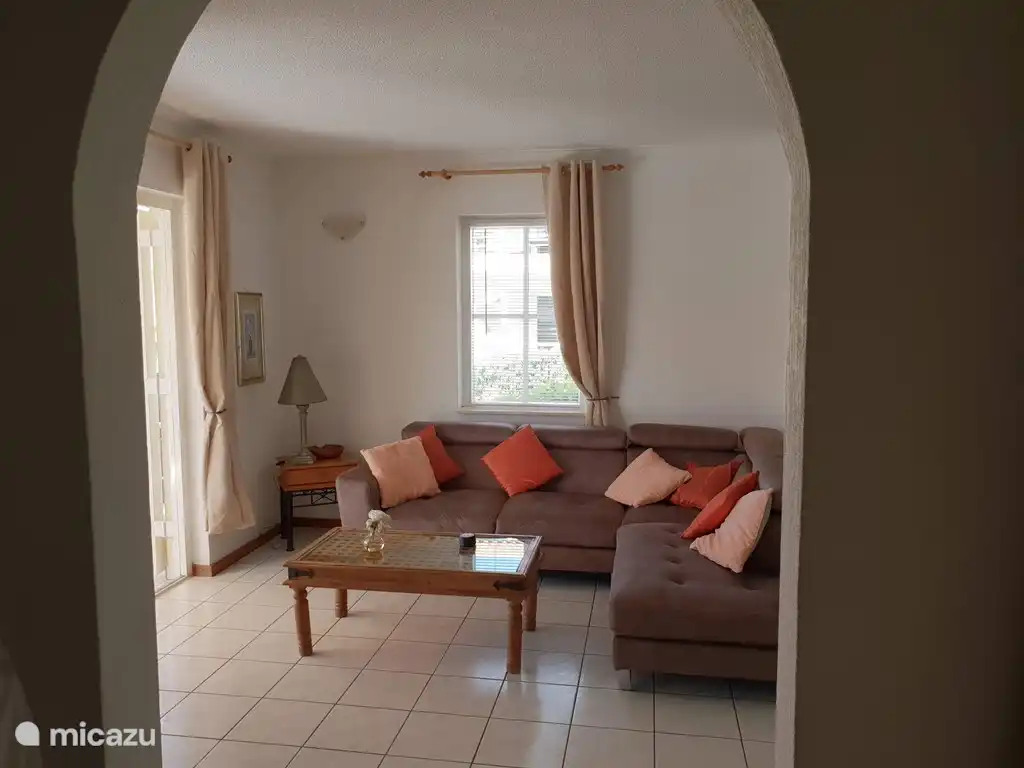 Das Loungesofa vom Flur aus gesehen.