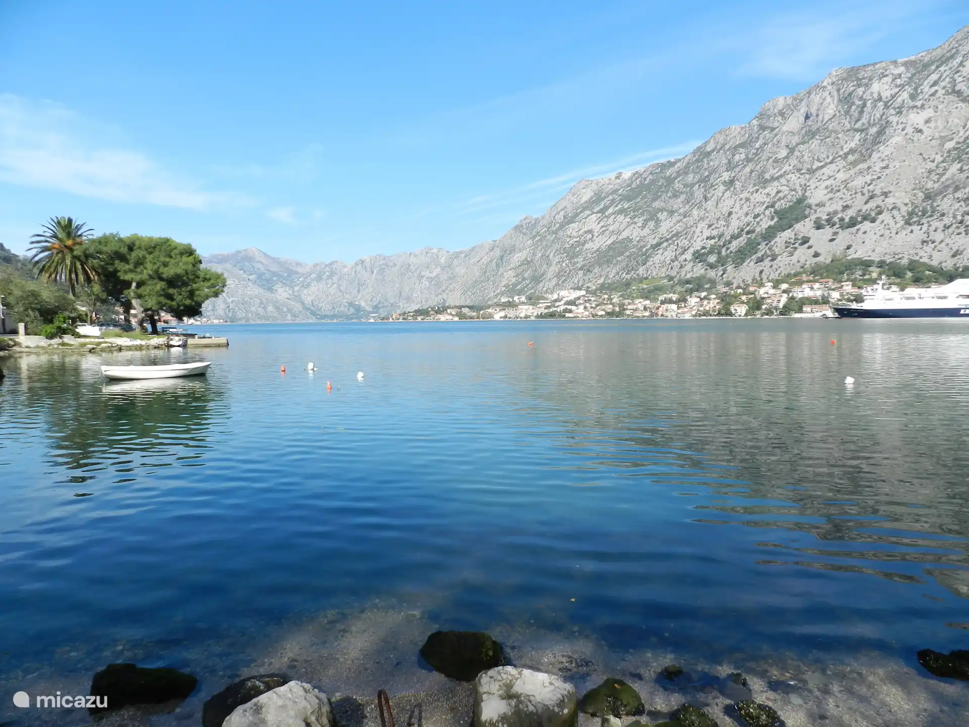 Kotor Baai, 28km lang tot de Adriatische zee.
