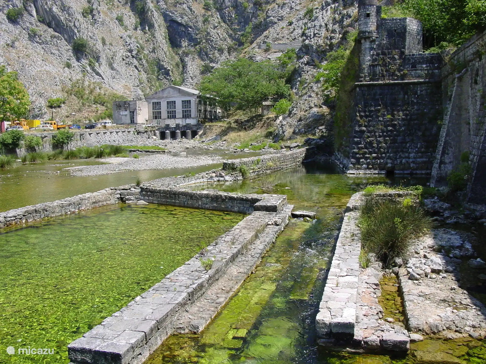 Net buiten de muren van Kotor stad.