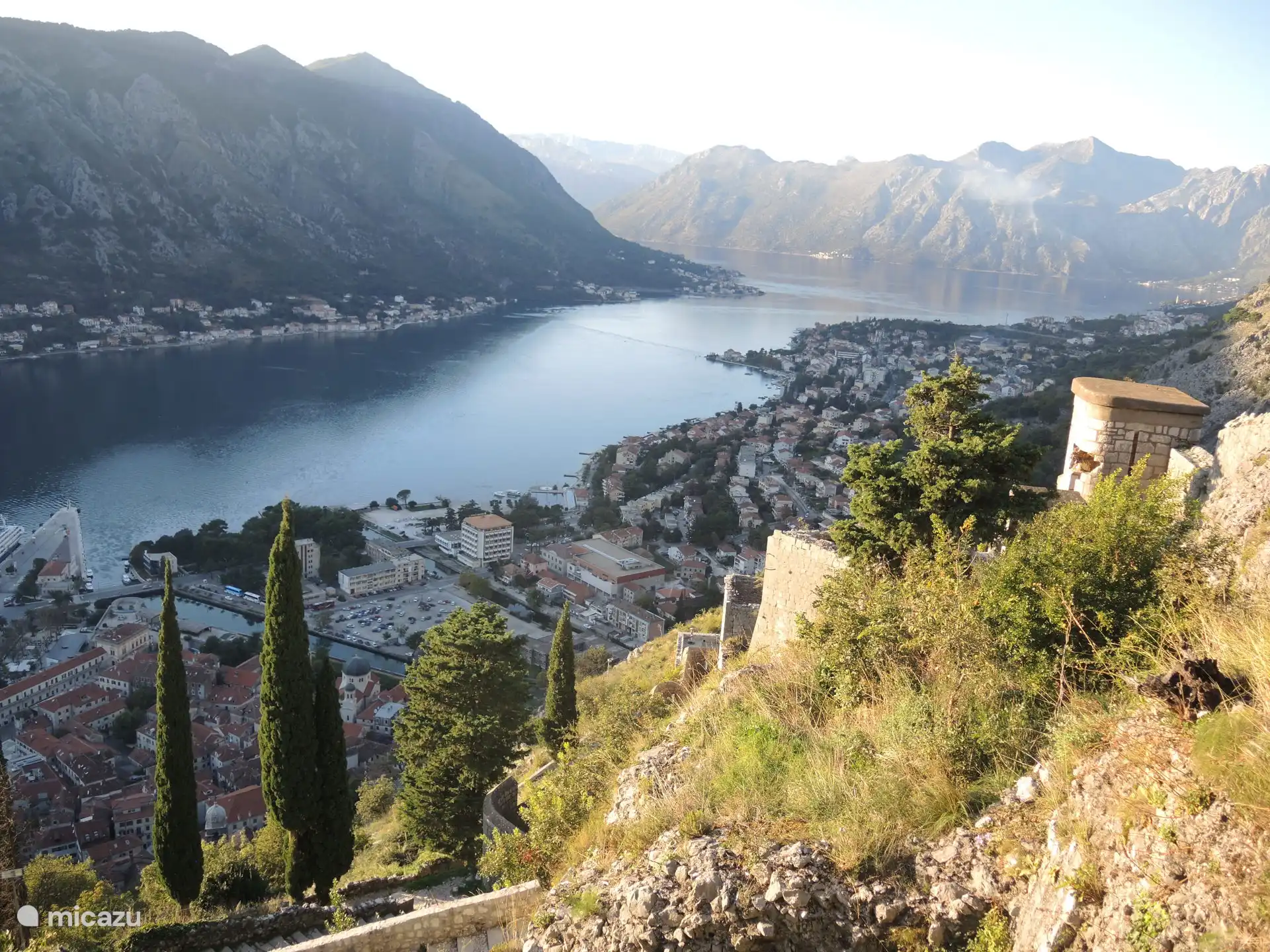 Vanaf de muren van Kotor stad, kijkend naar Kotor Baai.