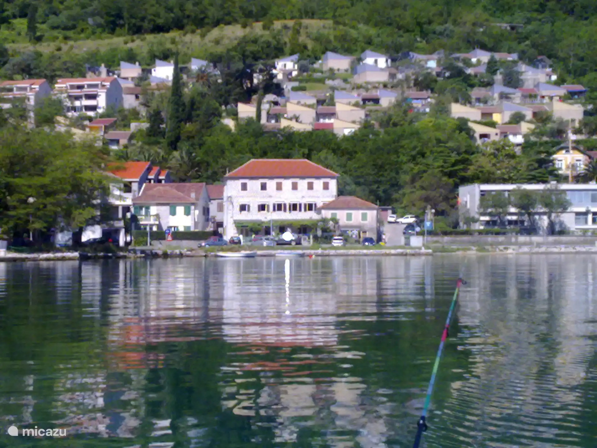 Mimosa appartement ligt in het grote gebouw voor het water