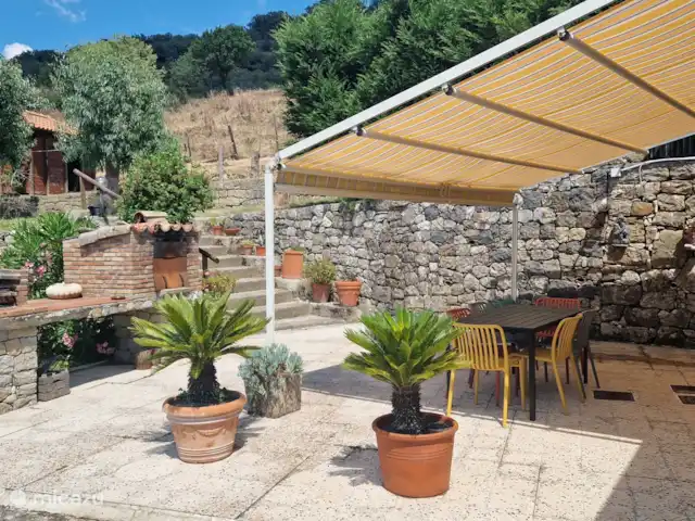 Casa Motta Camastra en Italia, Sicilia, Motta Camastra - casa vacacional Terraza en la casa, bajo el toldo se puede sentar a la sombra con vistas al jardín y al valle.