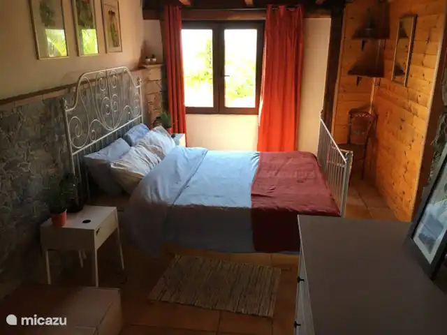 Casa Motta Camastra en Italia, Sicilia, Motta Camastra - casa vacacional 2.º dormitorio con cama de matrimonio de 160 cm de ancho y vistas al valle de Alcántara