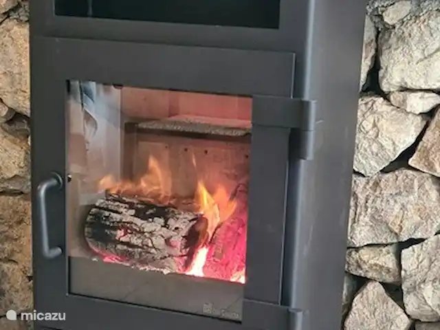 Casa Motta Camastra en Italia, Sicilia, Motta Camastra - casa vacacional Estufa de leña en la cocina para momentos cálidos atmosféricos.