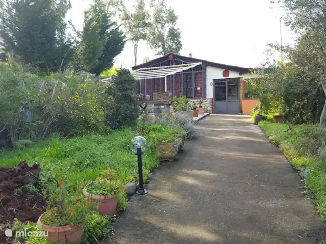 Casa Motta Camastra en Italia, Sicilia, Motta Camastra - casa vacacional Acogedora casa de vacaciones totalmente amueblada, bellamente situada en una montaña.