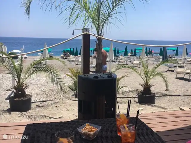 Casa Motta Camastra en Italia, Sicilia, Motta Camastra - casa vacacional Playa San Marco en Calatabiano, también puede ir aquí para una cama, una sombrilla o una bebida, un refrigerio.