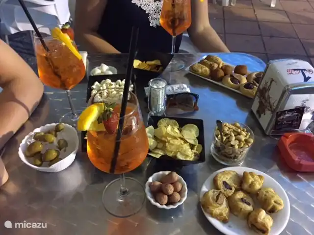Casa Motta Camastra en Italia, Sicilia, Motta Camastra - casa vacacional Bebida siciliana con sabrosos aperitivos....